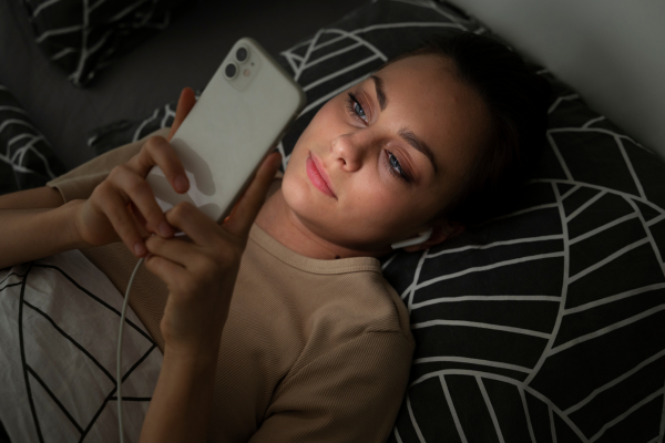 Alvás előtti kék-fény, telefongörgetés